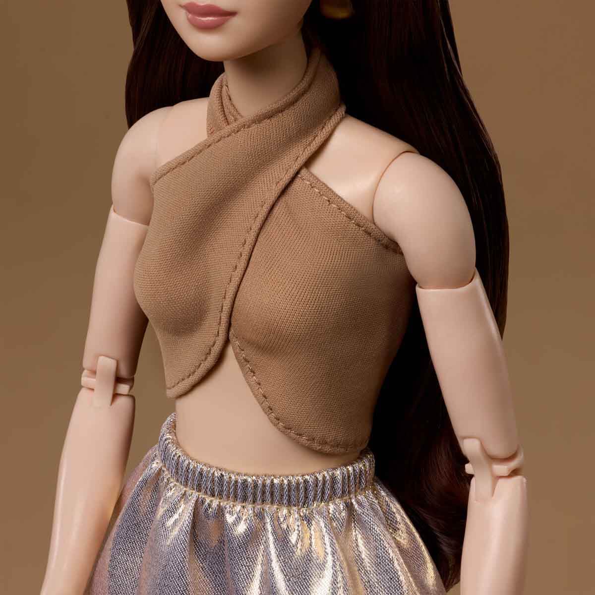Barbie Basics İkonik Model 06 Koleksiyon Bebeği JJX25